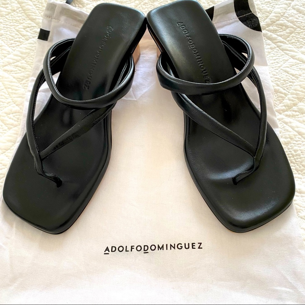 Adolfo Dominguez black thong leather sandals with block heel. NWOT